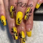 Неоновые желтые длинные ногти с цветным оформлением наполовину, черными рисунками