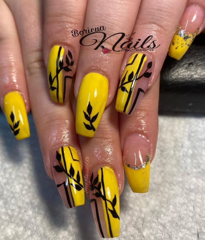 Неоновые желтые длинные ногти с цветным оформлением наполовину, черными рисунками
