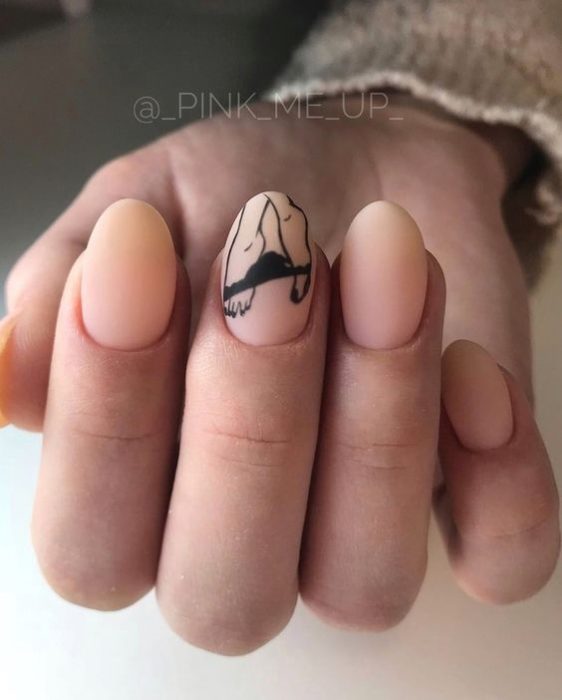Нюдовое матовое оформление ногте с пикантным рисунком в виде женских ног и снятых трусиков
