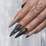 Ногти-стилеты в черном и кремовом цвете с мраморным рисунком, золотистыми полосками