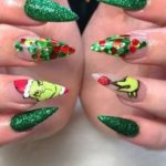 Новогодний маникюр на длинные острые ногти с зеленым глитером, цветными камифубуки и рисунком Гринча