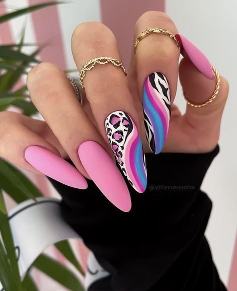 Оформление длинных ногтей в розовом цвете с леопардовыми и радужными вставками