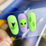 Салатово-сиреневый дизайн ногтей «Инопланетяне» с рисунком пришельца, кота и ярких листьев