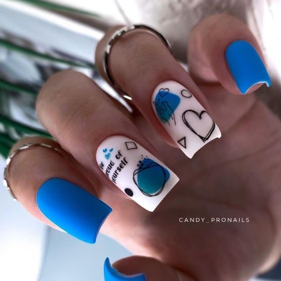 Сине-белое оформление ногтей с простыми рисунками в виде сердец и геометрических фигур
