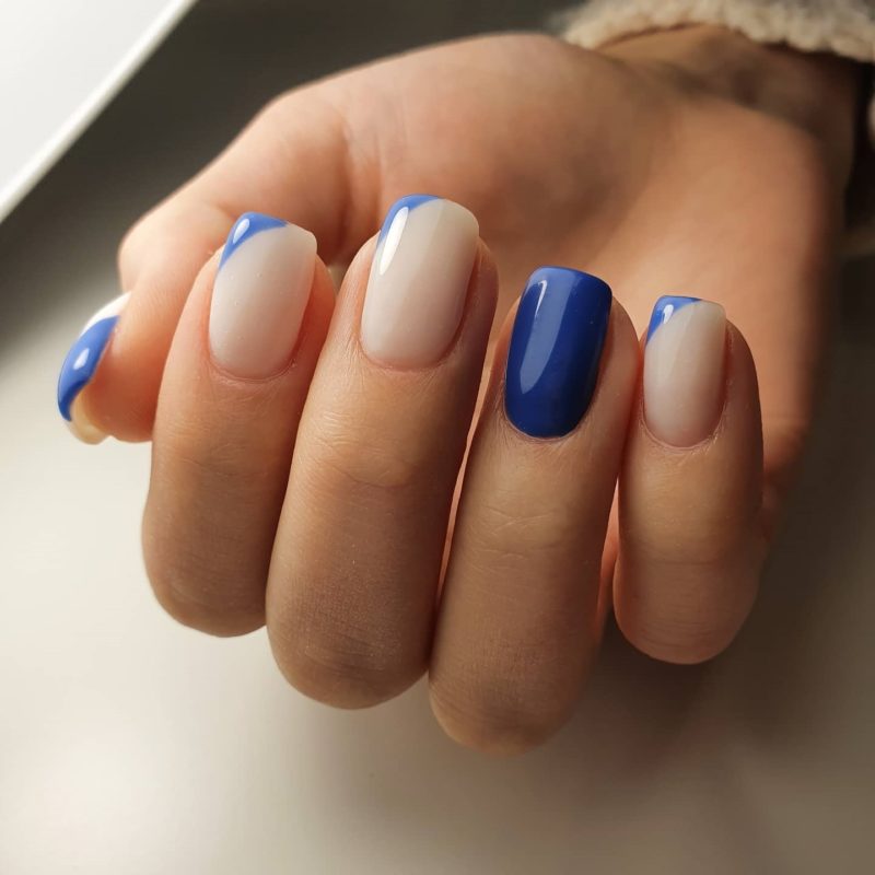 Ногти синие с белым