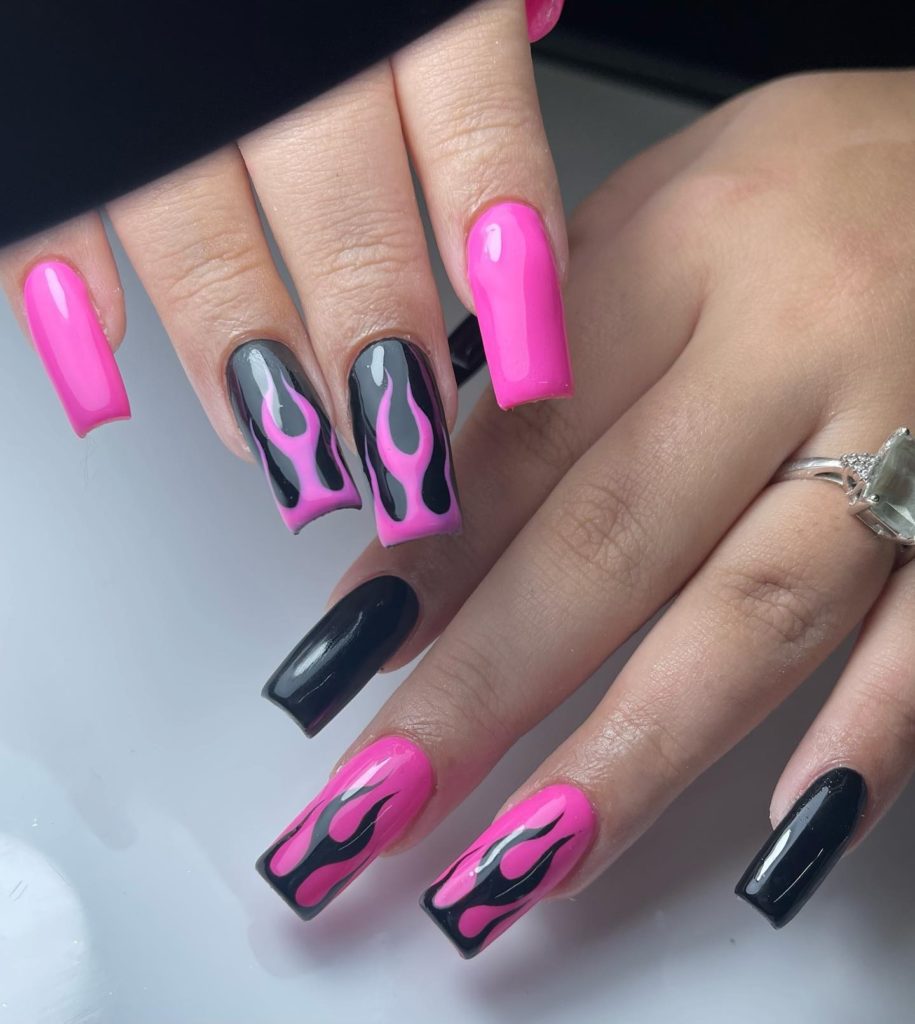 Современный дизайн ногтей «Пламя» с тематическими рисунками в неоново-розовом и черном цвете