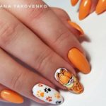 Стильный маникюр «Гарфилд» в оранжевом цвете с яркими лапками на белоснежном фоне