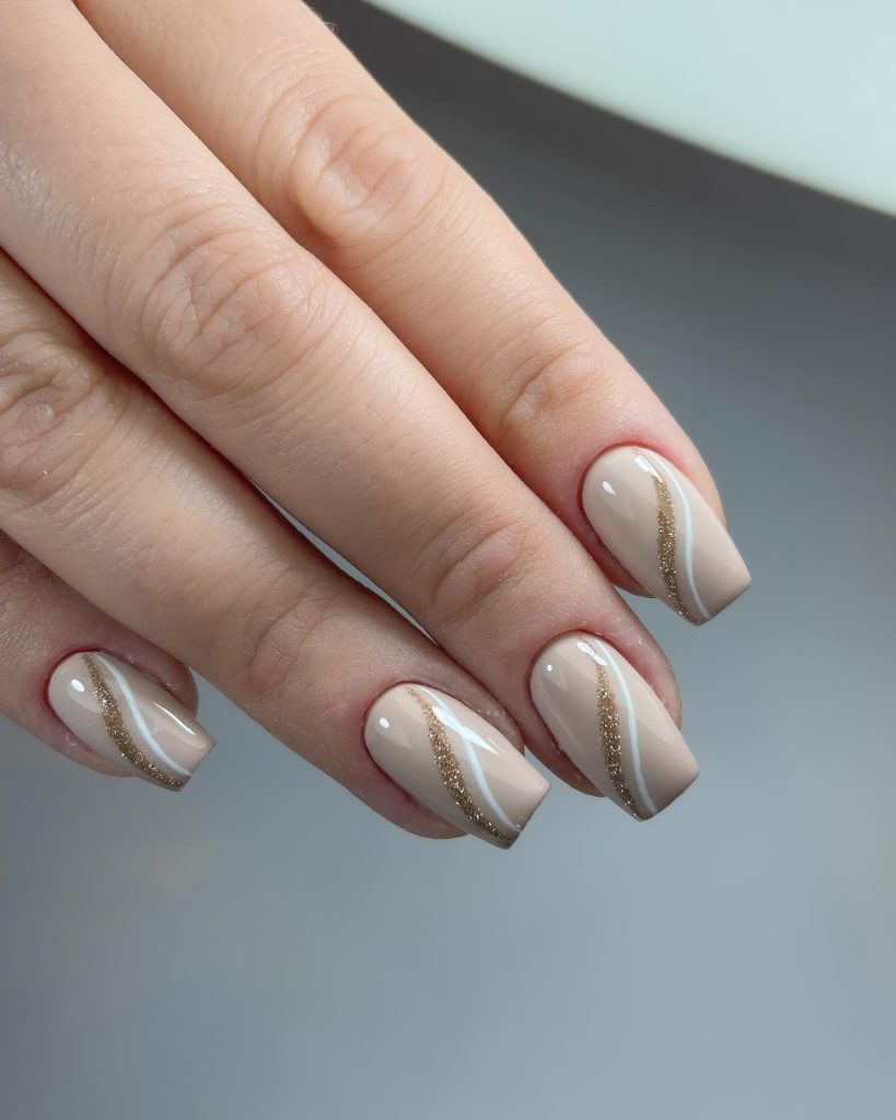 Светлый кремовый маникюр на квадратные ногти с белоснежными и золотистыми блестящими полосками