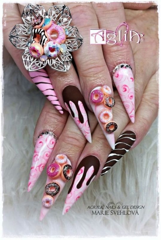 Вкусный маникюр на ногти-стилеты с объемным декором-пончиками, имитацией шоколадных подтеков