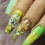 Желто-зеленое оформление ногтей с фруктовыми вставками в прозрачный фон и рисунком мороженого