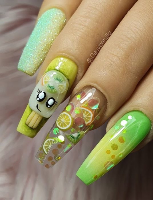 Желто-зеленое оформление ногтей с фруктовыми вставками в прозрачный фон и рисунком мороженого