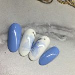 Бело-голубой дизайн ногтей с нежным рисунком бабочки сразу на двух пальцах