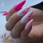 Белоснежный дизайн ногтей с вставками разных оттенков розового цвета, яркими полосками