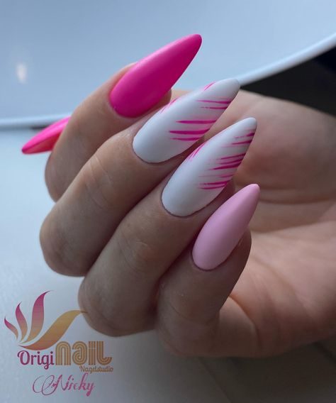 Белоснежный дизайн ногтей с вставками разных оттенков розового цвета, яркими полосками