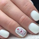 Белоснежный маникюр на короткие круглые ногти с розовым рисунком в виде поросенка