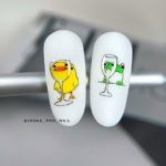 Белоснежный матовый маникюр на длинные ногти с прикольными рисунками цыпленка и лягушки