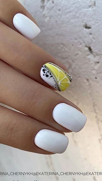 Белый дизайн коротких квадратных ногтей с рисунком сочного лимона, контрастными точками