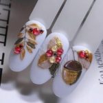 Белый дизайн ногтей с 3Д-рисунками желудей, веток ягод с объемными стразами