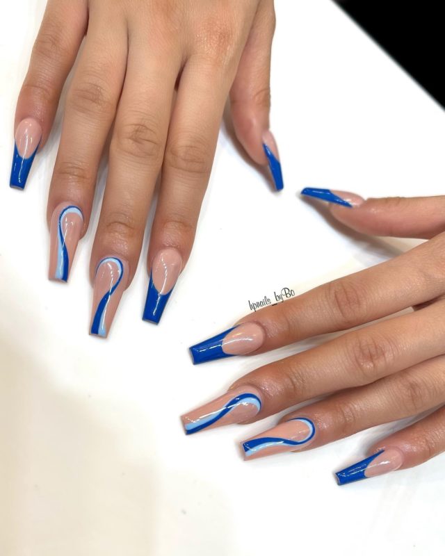 Бежево-синий дизайн ногтей с простыми витиеватыми узорами и яркими кончиками