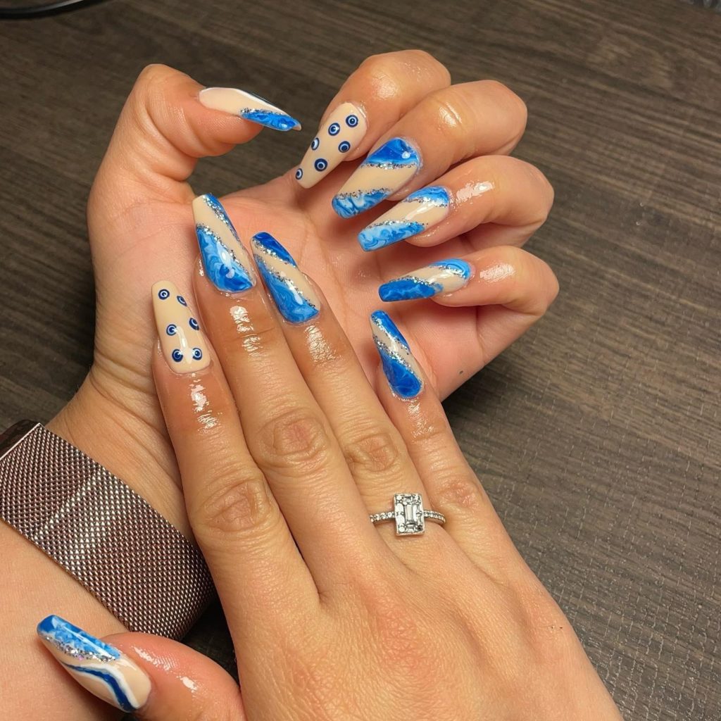 Бежево-синий дизайн ногтей с узорами в виде полос и серебристыми контурами