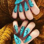 Черно-голубой дизайн ногтей в контрастных цветах с простыми узорами по всей поверхности
