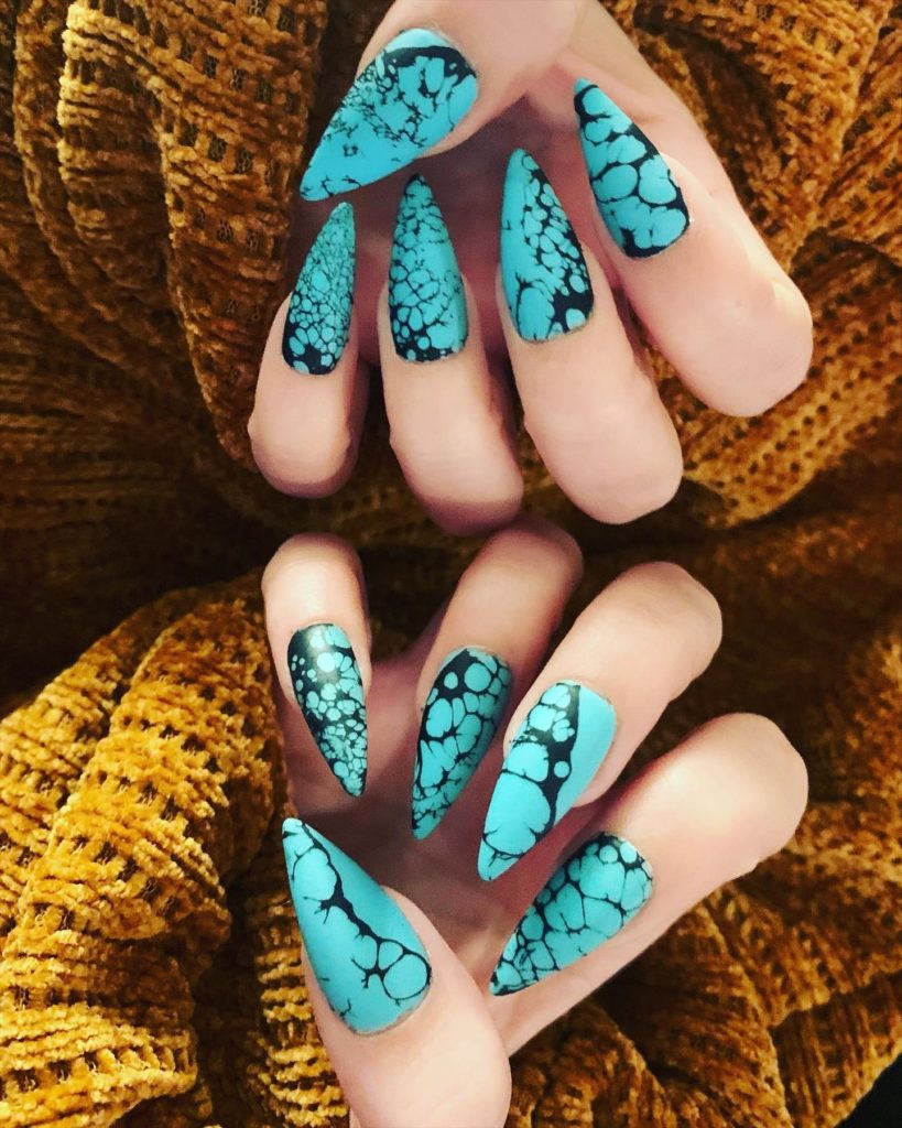 Черно-голубой дизайн ногтей в контрастных цветах с простыми узорами по всей поверхности
