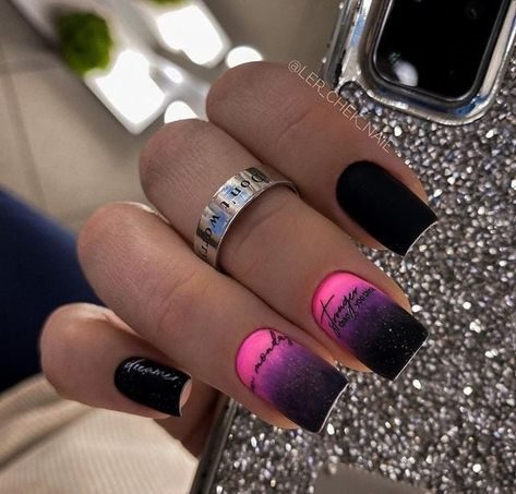 Черно-розовое омбре на длинных квадратных ногтях с миниатюрными надписями