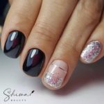 Черно-розовый глянцевый дизайн ногтей с серебристо-розовым глитером, тонкими полосками