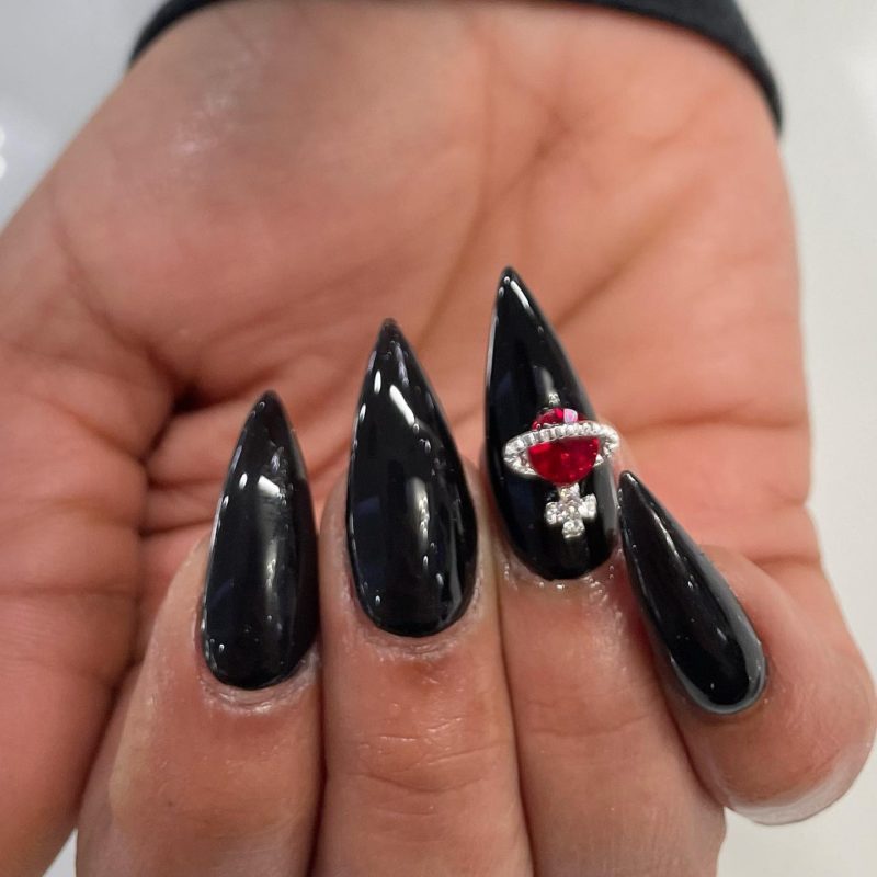 Черные глянцевые ногти-стилеты с объемным декором в виде драгоценностей