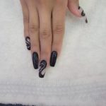 Черный длинный маникюр со светлыми основами на трех ногтях, простыми узорами