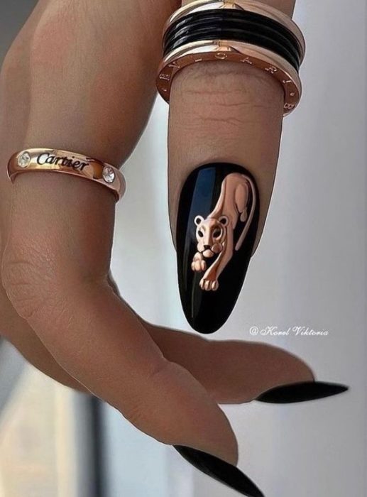Черный глянцевый дизайн ногтей миндалевидной формы с объемным декором в виде пантеры