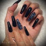 Черный квадратный дизайн длинных ногтей с глянцевым покрытием и мраморными узорами