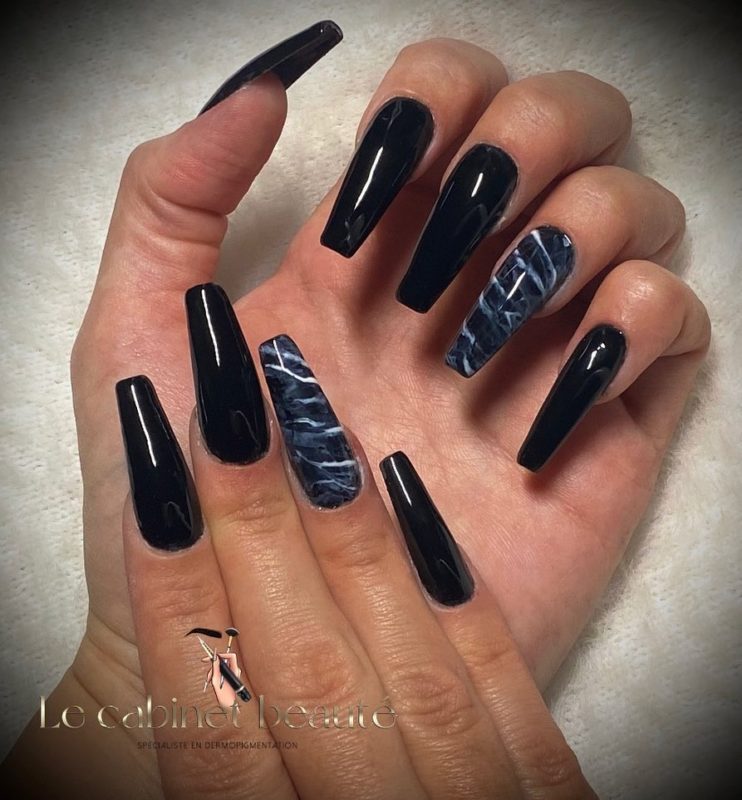 Черный квадратный дизайн длинных ногтей с глянцевым покрытием и мраморными узорами