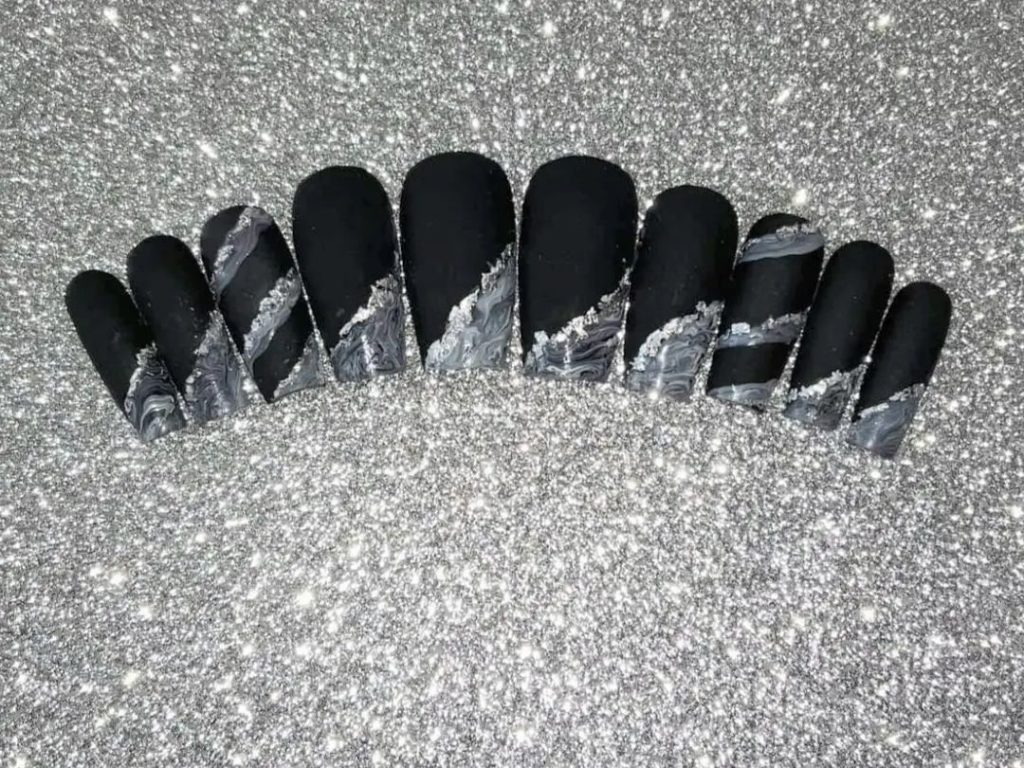 Черный матовый маникюр с серыми дымчатыми узорами на скошенных кончиках