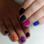Цветной дизайн коротких матовых ногтей с геометрическими рисунками на двух пальцах