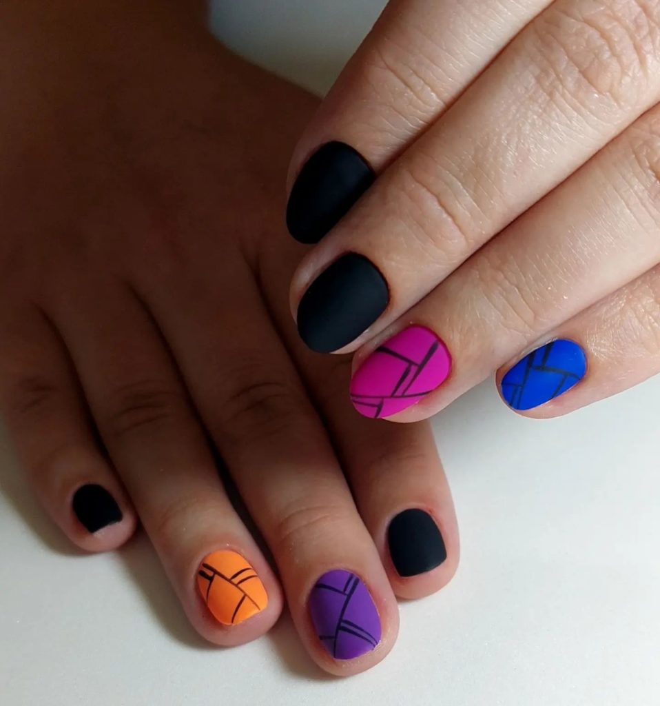 Цветной дизайн коротких матовых ногтей с геометрическими рисунками на двух пальцах
