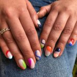 Цветной маникюр на короткие круглые ногти с яркими вставками и глянцевым покрытием