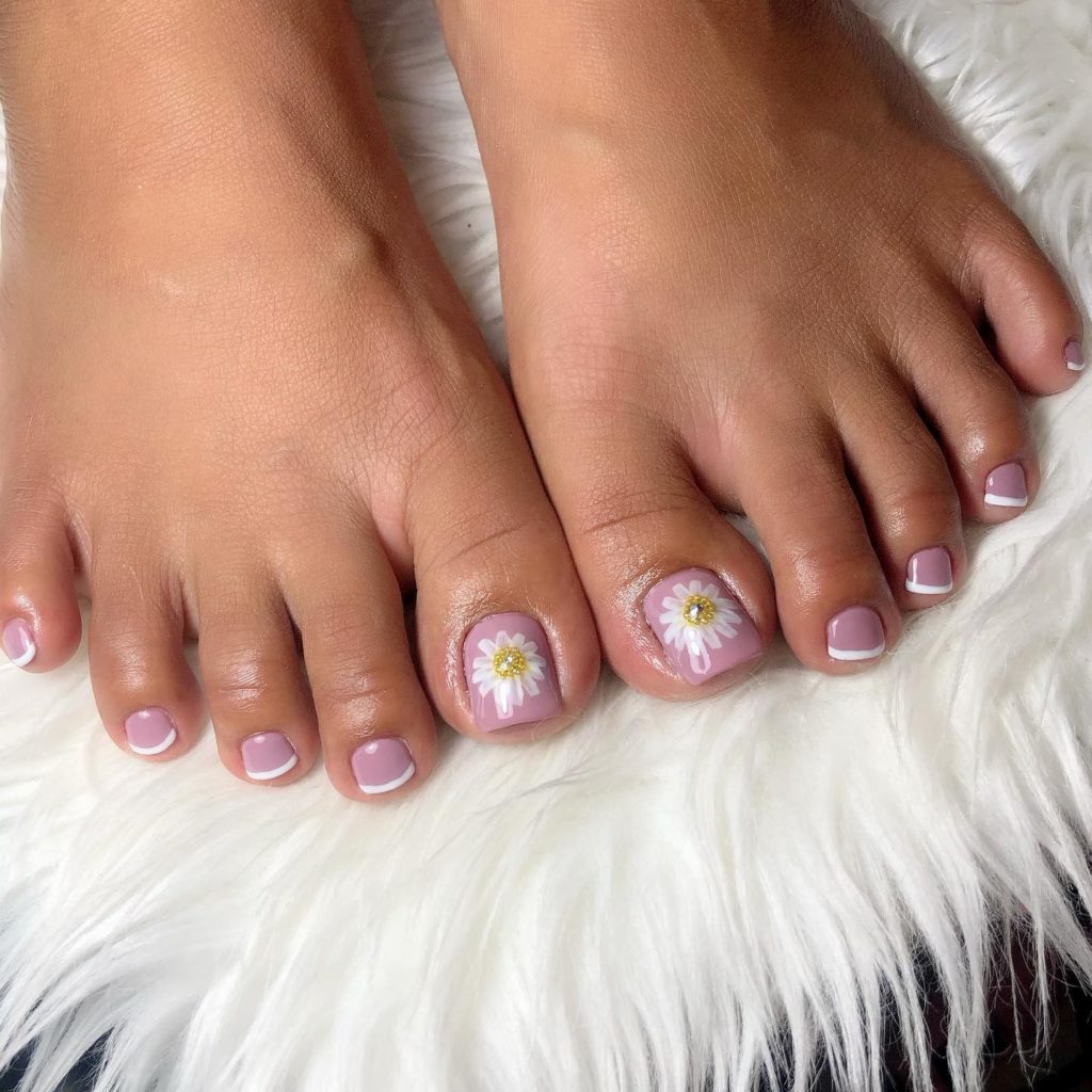 Дизайн ногтей на ногах «Ромашка» в насыщенном розовом цвете с белоснежными кончиками