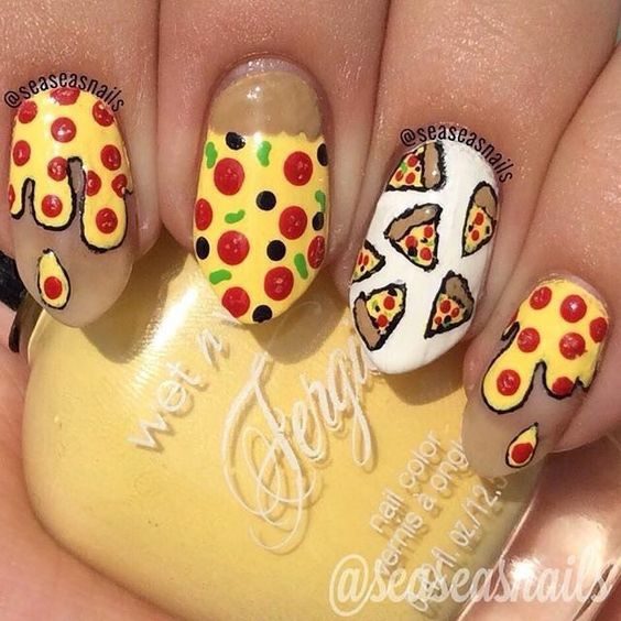 Дизайн ногтей «Пицца» в желтом и белом цвете с аппетитными рисунками угощения