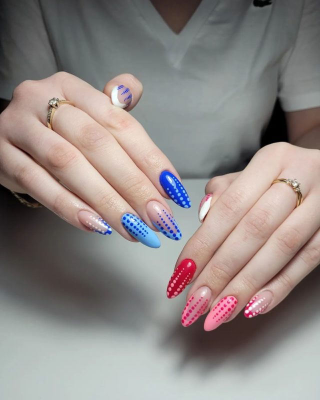 Дизайн ногтей в двух цветах – красном и синем с яркими кончиками и рисунками-горошинами
