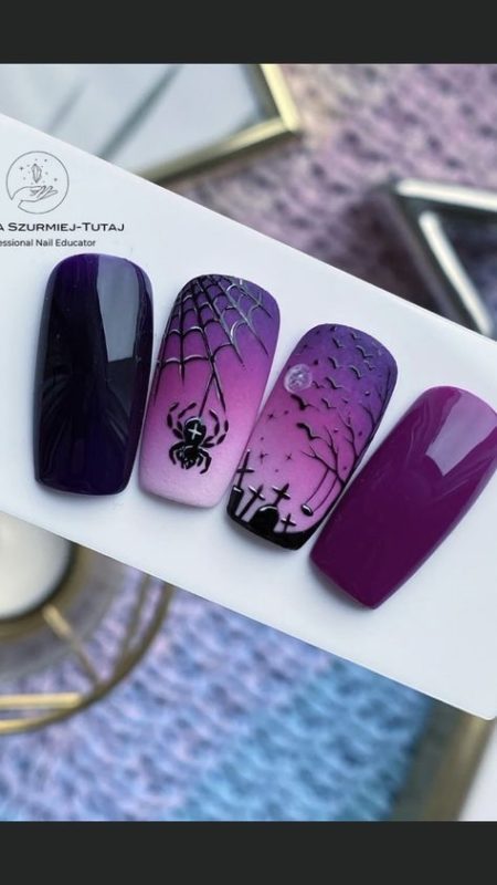 Дизайн ногтей в разных оттенках фиолетового цвета с черными рисунками в виде паука и кладбища