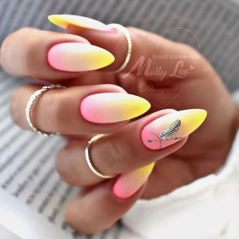 Дизайн ногтей в трех цветах – розовом, желтом, белом с изображением ловца снов на безымянном пальце