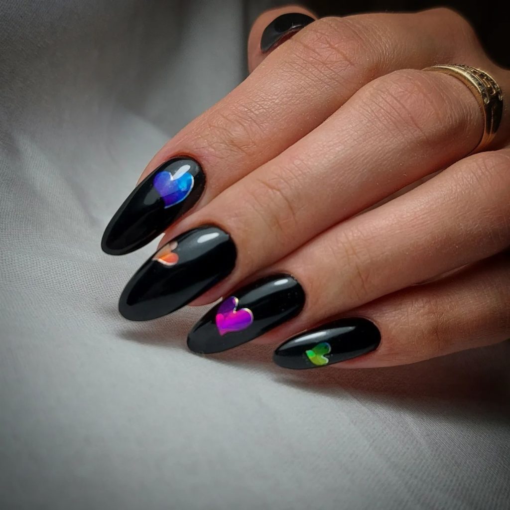 Длинные черные глянцевые ногти с крупными цветными рисунками в виде сердец