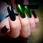 Длинные квадратные ногти с глянцевым покрытием в черном и зеленом цвете