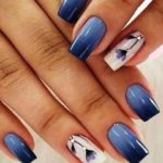 Длинные квадратные ногти с переходом от темно-синего к голубому, рисунками цветов