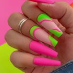 Длинные квадратные ногти в розовом и салатовом цвете с контрастными узорами на 2 пальцах
