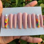Длинные нюдовые ногти квадратной формы с цветными яркими мазками-разводами, декоративными камнями