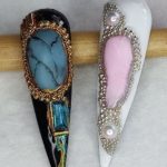 Длинные ногти в винтажном стиле с декором в виде старинных зеркал и украшений