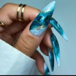 Длинные острые ногти со сложным глубоким рисунком «Дым» в разных оттенках синего цвета