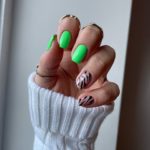 Двуцветный дизайн ногтей в ярко-зеленом неоновом цвете и с животным принтом